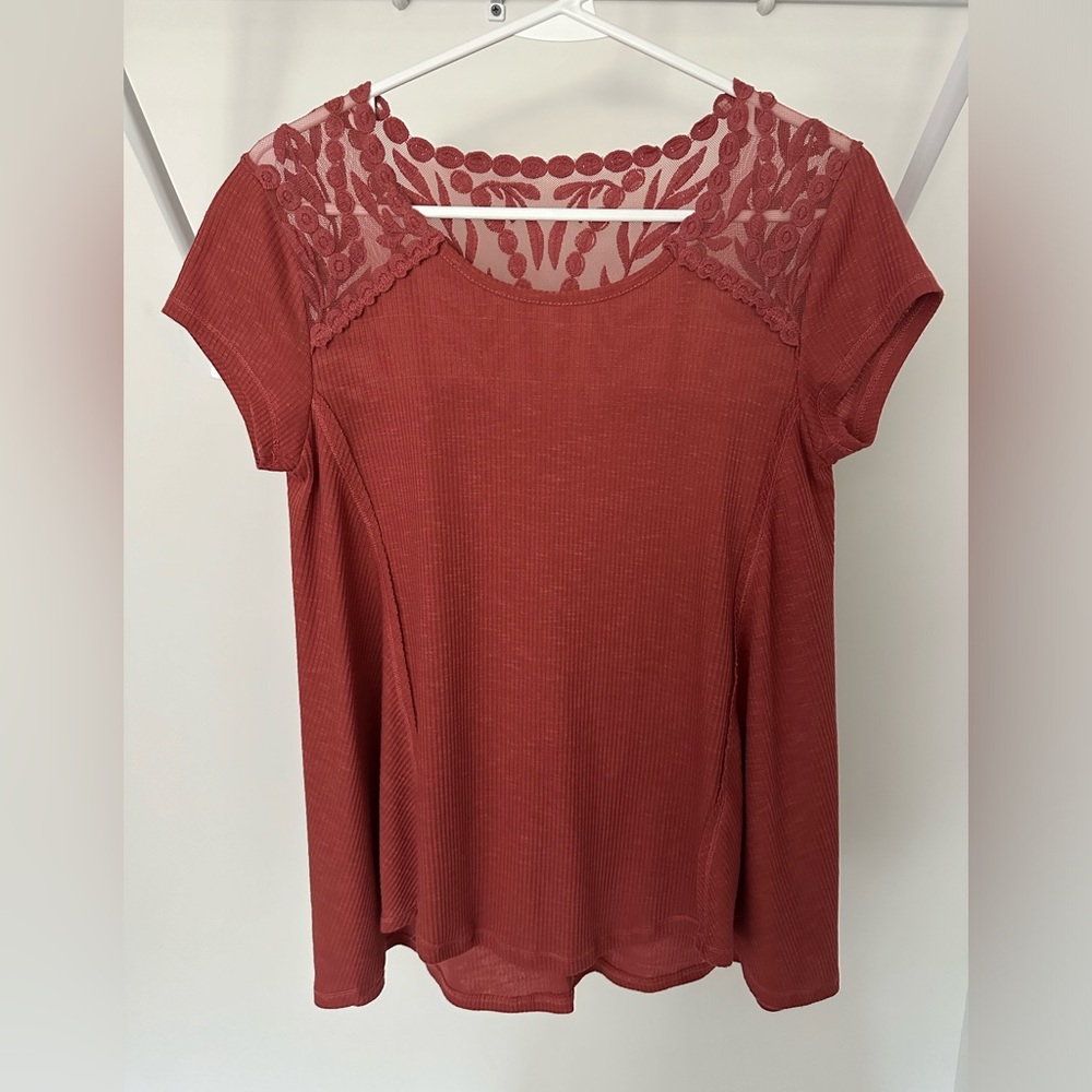 Short sleeve mauve top with pretty detail perfect for fall